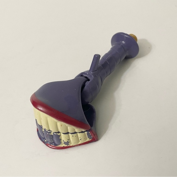 Legends of Batman Joker Action Figure Accessory Snapping Jaw Weapon - Picture 2 of 15